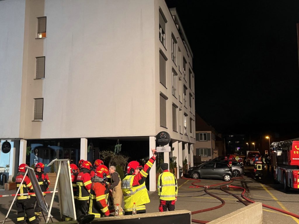 Windisch AG: Brand in Mehrfamilienhaus – Bewohner evakuiert