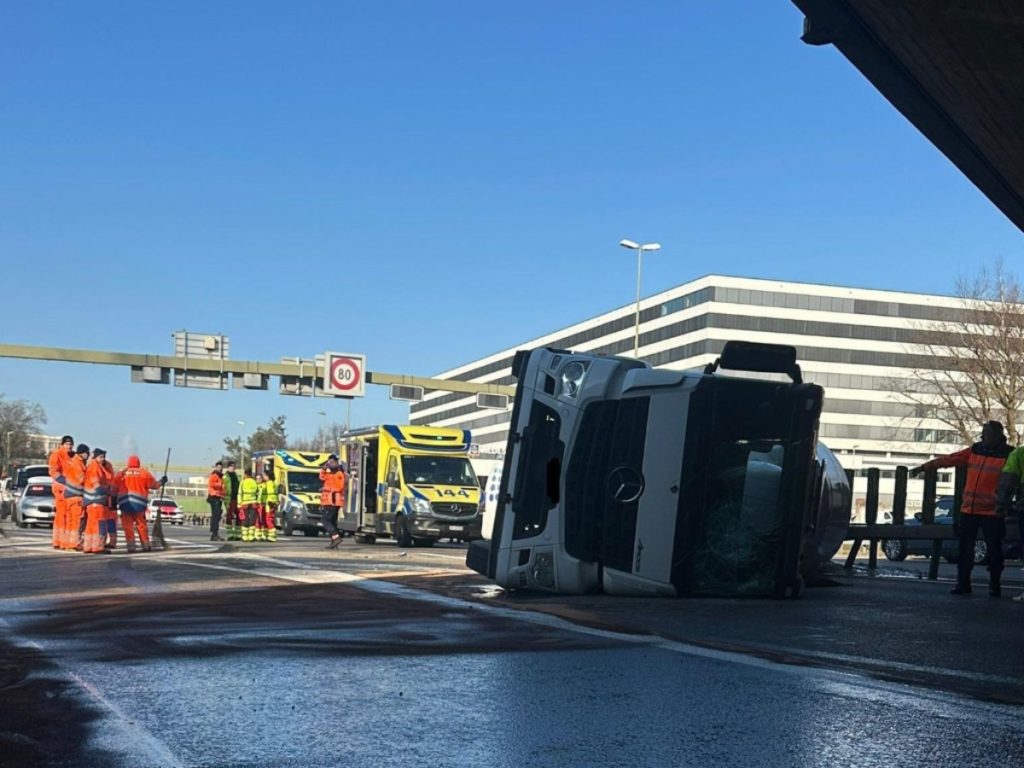 Unfall mit Betontransporter auf A11 Glattbrugg ZH