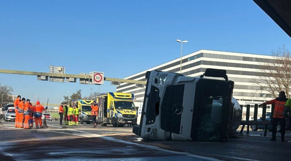 Unfall mit Betontransporter auf A11 Glattbrugg ZH