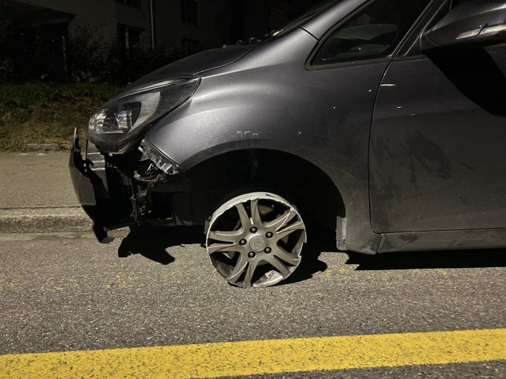 Foto: silbergraues Auto auf Felgen