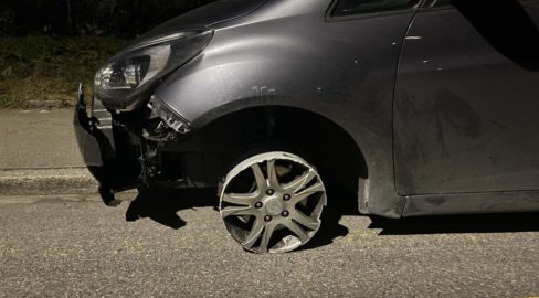 Foto: silbergraues Auto auf Felgen