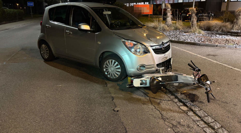 Unfallfoto: Mofa liegt vor Auto am Boden