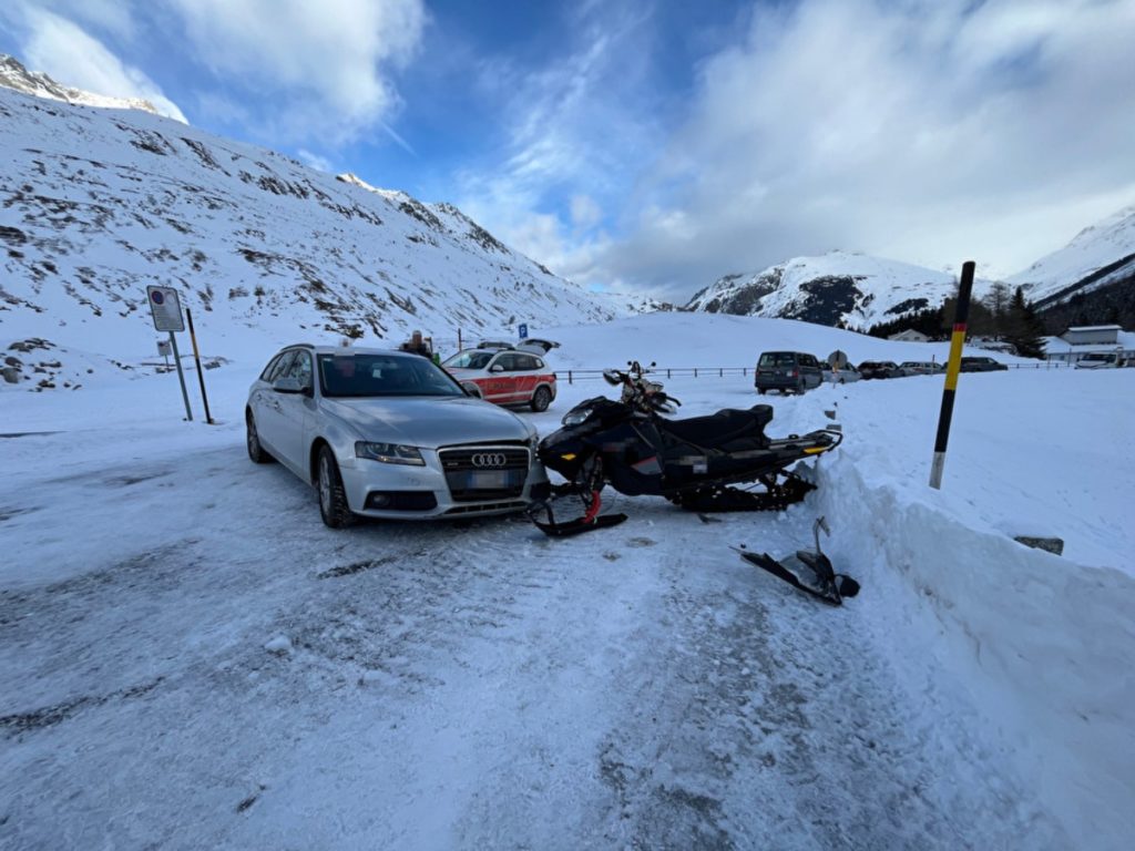 Hospental UR: Audi prallt bei Unfall in Motorschlitten