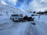 Hospental UR: Audi prallt bei Unfall in Motorschlitten