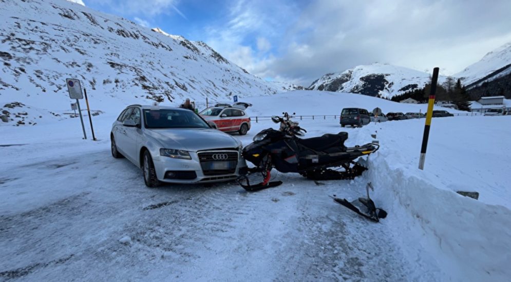 Hospental UR: Audi prallt bei Unfall in Motorschlitten