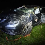 Unfallfoto: schwarzer Nissan mit zersplitterter Windschutzscheibe und eingedrücktem Dach