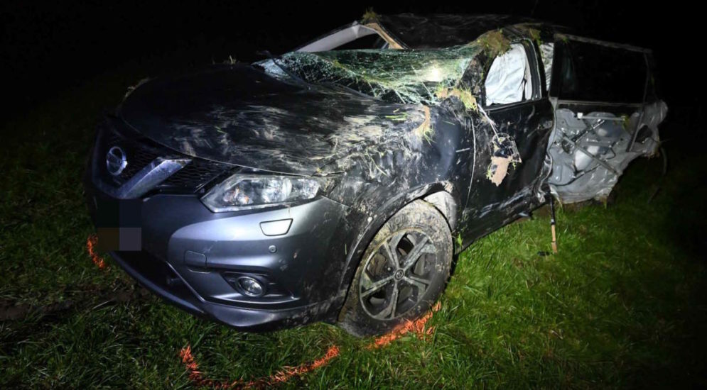 Unfallfoto: schwarzer Nissan mit zersplitterter Windschutzscheibe und eingedrücktem Dach