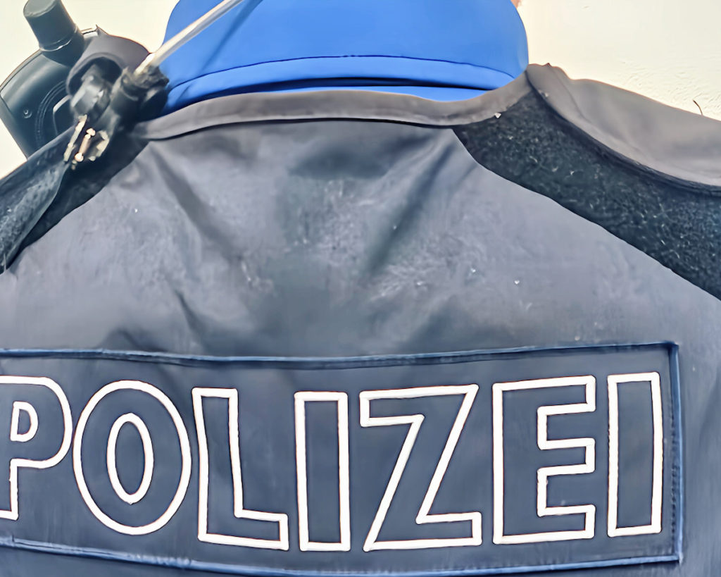 Symbolfoto: Nahaufnahme von Polizist von hinten