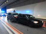 Unfallfoto: schwarzer BMW im Tunnel, dahinter ein graues Auto mit eingedellter Motorhaube