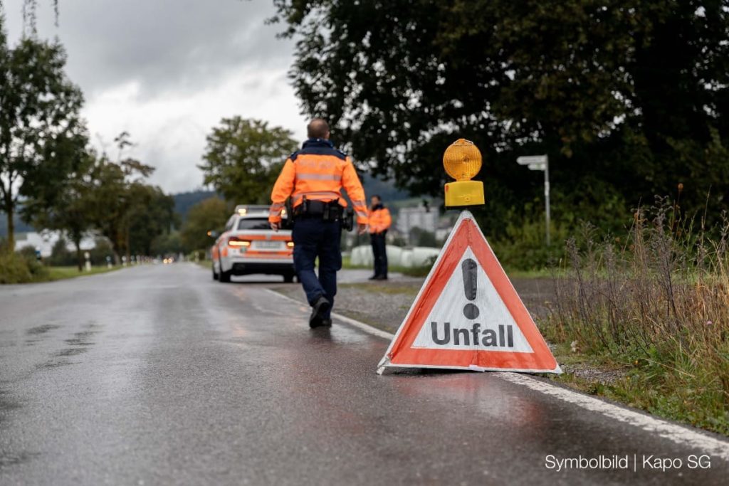 Gossau SG: 21-Jähriger prallt bei Unfall gegen Fussgängerin