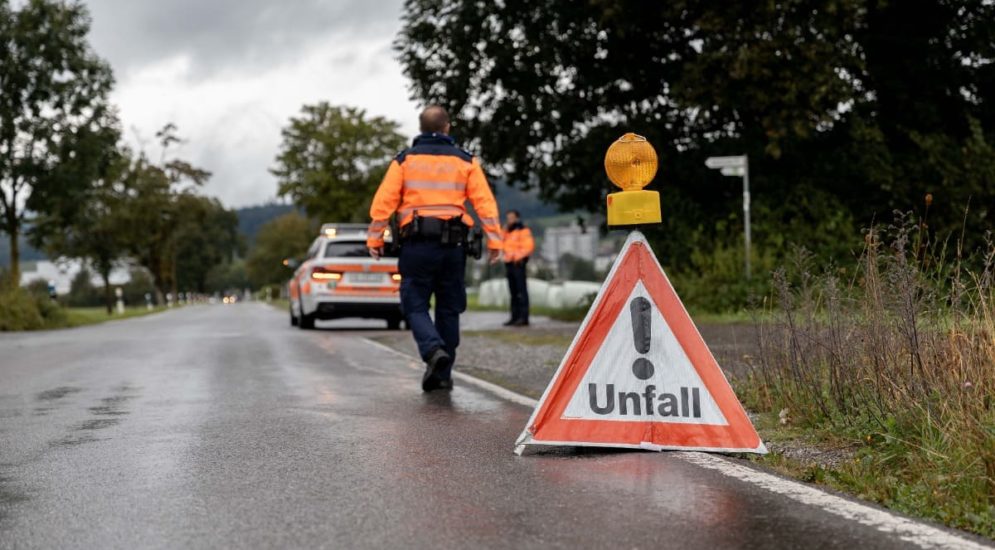 Gossau SG: 21-Jähriger prallt bei Unfall gegen Fussgängerin