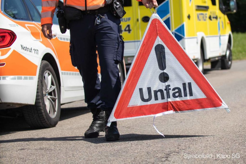 Symbolfoto: ein Unfalldreieck wird aufgestellt