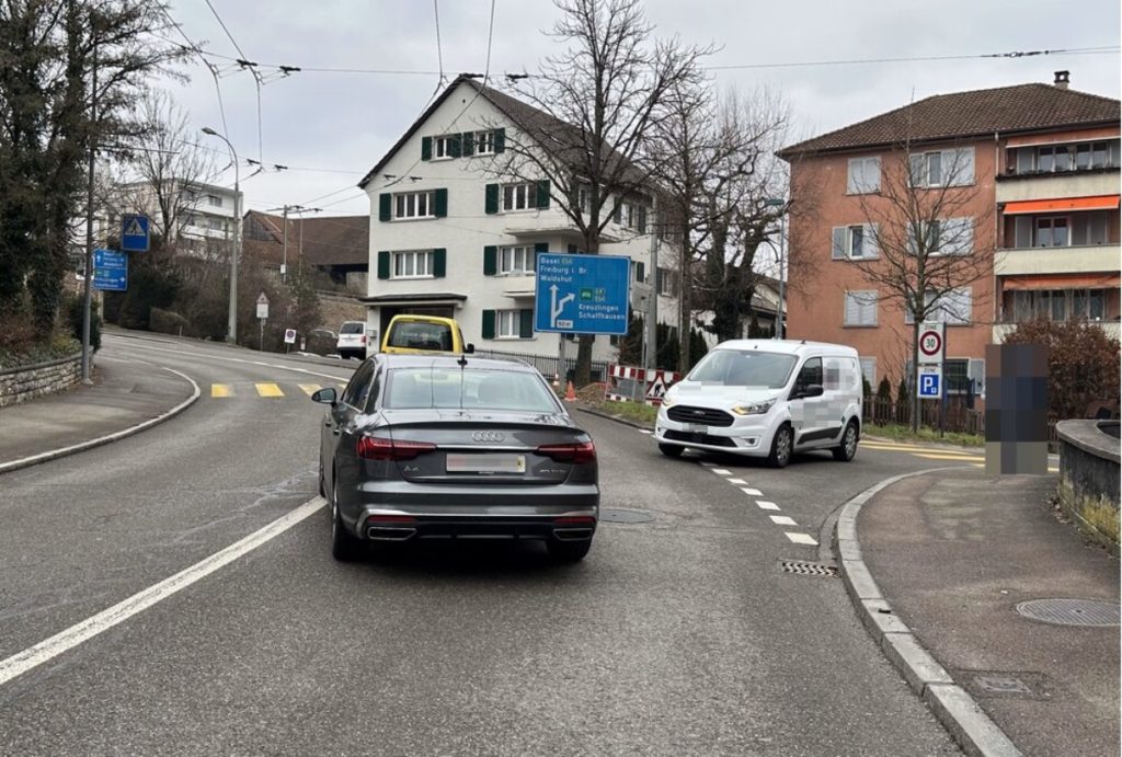 Neuhausen am Rheinfall SH: Gestresster Lenker verursacht Unfall