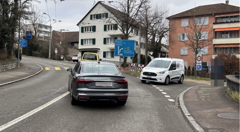 Neuhausen am Rheinfall SH: Gestresster Lenker verursacht Unfall